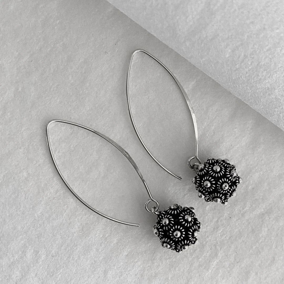 NOIR • CLASSIC DOK PHIKOUN DROP EARRINGS IN SMALL